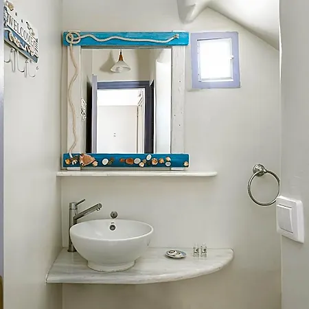 Atheria In Center Of With Two Single Beds Hotel *